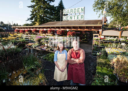 L'homme et la femme Caucasin centre jardin pépiniéristes. Banque D'Images