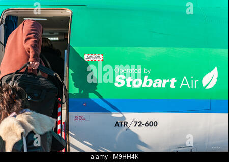 Les passagers à bord d'un Aer Lingus/Stobart Air ATR 72-600 supplémentaires à l'aéroport de Birmingham en direction de Cork, Irlande avec copie espace. Banque D'Images