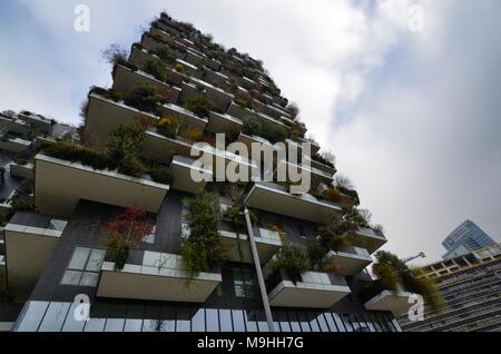 Milan, Italie 31 décembre 2017 à 12:30. Près de la gare de Porta Garibaldi, le quartier des affaires de Milan, à la verticale de la forêt. Banque D'Images