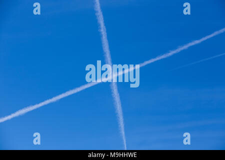 Longue piste blanche dans un beau ciel bleu de l'avion volant moteur Banque D'Images
