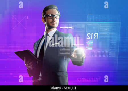 La tenue d'un homme intelligent élégant tout en utilisant l'ordinateur transparent smartphone Banque D'Images