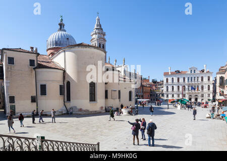 Campo Santa Maria Formosa, Castello, Venise, Vénétie, Italie avec le Palazzo Priuli Ruzzini et Église Santa Maria Formosa (Chiesa di Santa Maria Formosa) Banque D'Images