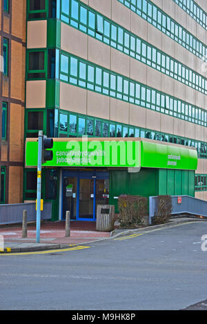 Dans la rue Ange Jobcenterplus Bridgend à côté des bureaux du conseil local principal. Banque D'Images