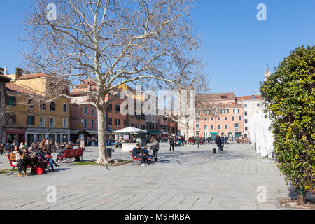 Campo Santa Margherita, Dorsoduro, Venise, Vénétie, Italie en hiver sur un ciel bleu ensoleillé jour Banque D'Images