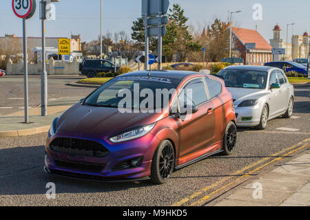 2016 Red Ford Fiesta St-Line à l'événement North-West Supercar quand les voitures et les touristes arrivent dans la station côtière de Southport. Les supercars se trouvent sur l'esplanade du front de mer, tandis que les passionnés de voitures classiques et d'époque profitent d'une journée de pilotage. Banque D'Images