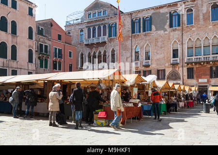 La recherche d'acheteurs d'antiquités sur le marché d'antiquités dans le Campo San Maurizio, San Marco, Venise, Italie, un événement populaire qui a eu lieu cinq fois par année Banque D'Images