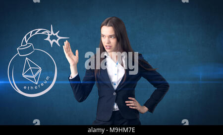 Beauty young business woman standing near esquisses d'Ethereum. pièce de monnaie crypto Concept d'affaires de l'icône de l'Ethereum. Banque D'Images