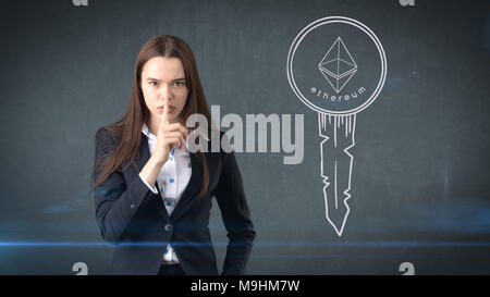 Beauty young business woman standing near esquisses d'Ethereum. pièce de monnaie crypto Concept d'affaires de l'icône de l'Ethereum. Banque D'Images