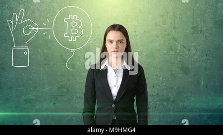 Successful business woman standing près de btc logo. Elle doit acheter ou vendre Bitcoin. Concept d'criptocurrency virtuel. Banque D'Images