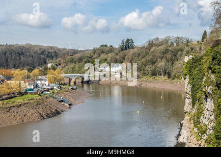 La rivière Wye comme il passe dans le sud du Pays de Galles Chepstow wast, formant la frontière ou limite entre l'Angleterre et au Pays de Galles. Banque D'Images