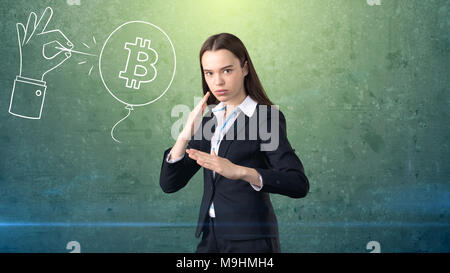 Successful business woman standing près de btc logo. Elle doit acheter ou vendre Bitcoin. Concept d'criptocurrency virtuel. Banque D'Images