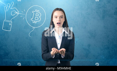 Successful business woman standing près de btc logo. Elle doit acheter ou vendre Bitcoin. Concept d'criptocurrency virtuel. Banque D'Images