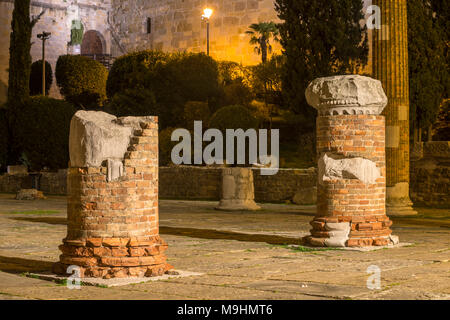 Ruines de l'antique ville romaine de colonnes dans Trieste, Italie Banque D'Images