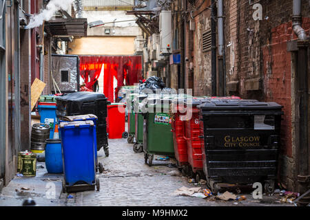 Poubelles commerciales dans une ruelle de Mitchell Lane, dans le centre-ville de Glasgow, en Écosse, au Royaume-Uni Banque D'Images