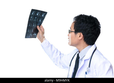 Chirurgien de l'Asie à human brain scan isoler on white Banque D'Images