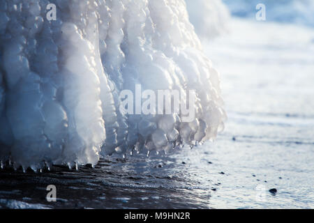 Une belle gelée l'eau de mer sur la plage de la mer Baltique. Formations de glace en hiver. Paysage avec la mer et la glace. Banque D'Images