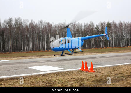 L'avion - vue latérale le bleu petit hélicoptère fait de vol à basse hauteur. Banque D'Images