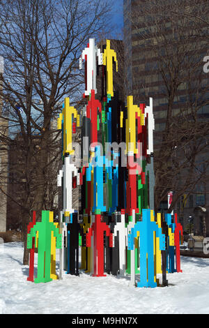 Les structures "humaine", une sculpture métallique de couleur par l'artiste Jonathan Borofsky, affichée sur le terrain de l'Université McGill, Montréal, Canada. Banque D'Images