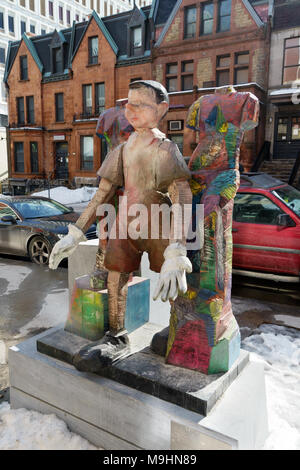 'Frères et sœurs', une sculpture en bronze de l'artiste pop Américain Jim Dine, affichée sur Bishop Street dans le centre-ville de Montréal, Canada. Banque D'Images