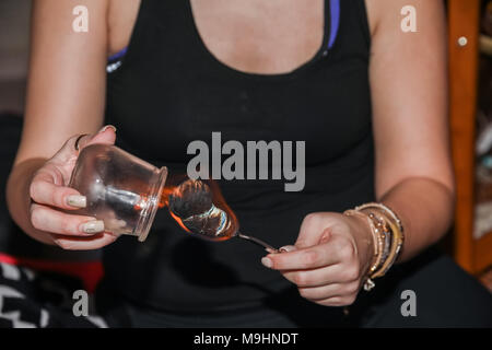 Femme détendue avec retour exposés après un traitement d'une fire cupping acupuncture thérapeute. selective focus Banque D'Images