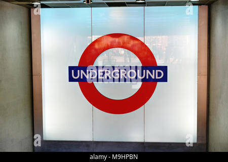 London Underground sign, à Kings Cross Banque D'Images