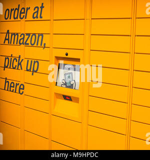 Casiers à la station de ramassage Amazon Londres, Royaume-Uni, Banque D'Images