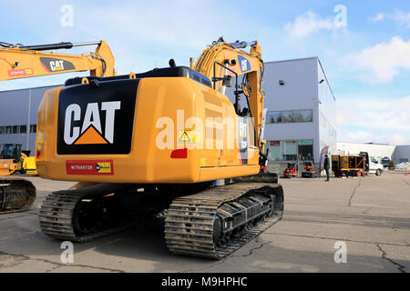 LIETO, FINLANDE - le 24 mars 2018 : Cat 323FL pelle hydraulique moyen et d'autres équipements de construction Cat vu lors de l'éventualité d'Konekaup Banque D'Images