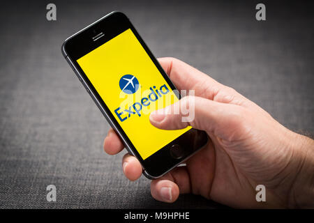 Site Web Voyage Expedia et app sur un iPhone Banque D'Images