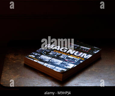 Livre de photographie sur table .Magnum, feuilles de contact, livre sur table en bois, éclairage latéral Banque D'Images