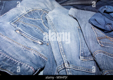 Pile de jeans prêt pour le recyclage Banque D'Images