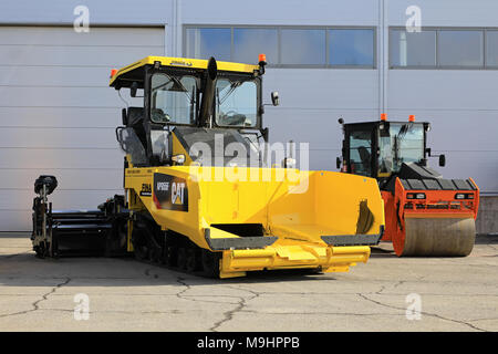 LIETO, FINLANDE - le 24 mars 2018 : Nouveau Chat AP655F pavé d'asphalte à chenilles en caoutchouc avec auvent et le rouleau compacteur d'vu à la manifestation publique annuelle de Konek Banque D'Images