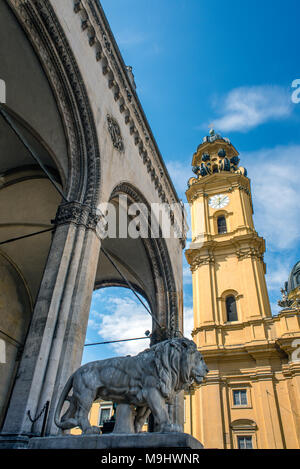 Hall de l'Comanders avec sculpture de lion en face de Theatiner Church St., publicGround Kajetan, Munich, Bavaria, Germany, Europe Banque D'Images