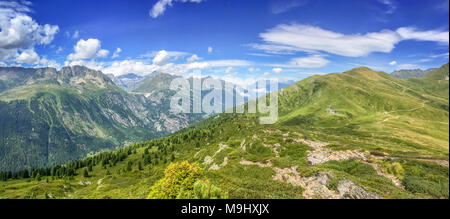 Panorama des Alpes en été. Vue sur le barrage d'Emosson en Suisse pendant le Tour du Mont Blanc randonnée pédestre Banque D'Images