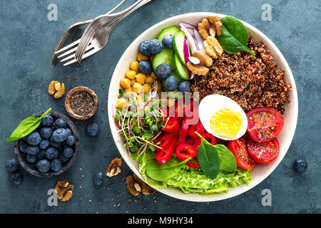 Bol Bouddha dîner avec œuf dur, pois chiche, tomate fraîche, poivron, concombre, chou rouge, oignon, choux verts, épinards, bleuet Banque D'Images