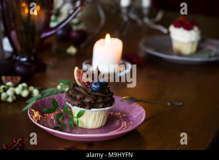 Cupcake au chocolat maison aux figues et petits fruits sur table de fête Banque D'Images