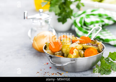 Ragoût aux légumes. Les légumes cuits au four. La nourriture végétarienne Banque D'Images