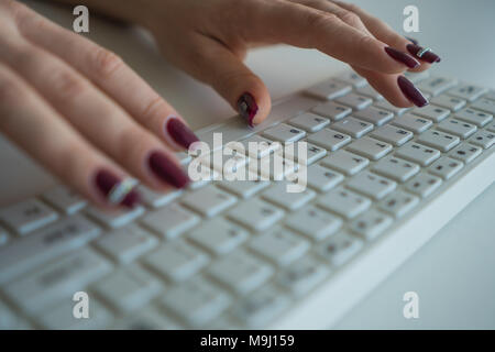 Une femme est en train de rédiger un message sur un clavier d'ordinateur close-up Banque D'Images