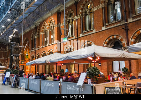 L'Angleterre, Londres, St Pancras International Station, Carluccios Restaurant Banque D'Images