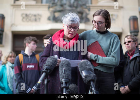 Le Dr Sara Ryan (centre) parle aux médias en dehors d'Oxford Crown Court après la santé du NHS Foundation Trust a reçu une amende de 2 millions d'&pound;à la suite du décès de son fils Connor huppé et un autre patient, Teresa Colvin, Slade à l'unité des soins à Oxford House. Banque D'Images