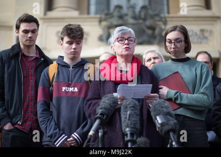 Le Dr Sara Ryan (deuxième à droite) s'adresse aux médias devant la cour d'assises d'Oxford après que la Southern Health NHS Foundation Trust ait été condamnée à une amende de 2 millions de livres à la suite du décès de son fils Connor Sparrowhawk et d'une autre patiente, Teresa Colvin, à l'unité de soins de Slade House d'Oxford. Banque D'Images