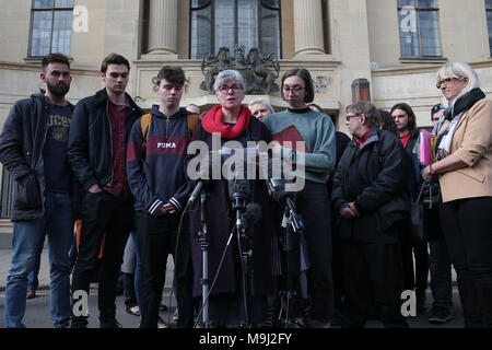 Le Dr Sara Ryan (centre) parle aux médias en dehors d'Oxford Crown Court après la santé du NHS Foundation Trust a reçu une amende de 2 millions d'&pound;à la suite du décès de son fils Connor huppé et un autre patient, Teresa Colvin, Slade à l'unité des soins à Oxford House. Banque D'Images