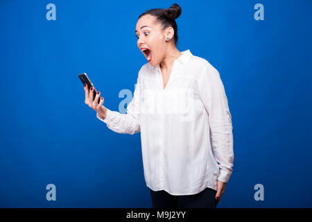 Femme en colère crier après le téléphone Banque D'Images