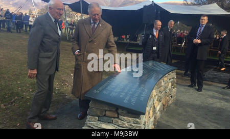 Le Prince de Galles dévoile une plaque déclarant le Lake District un site du patrimoine mondial à l'extérieur du théâtre par le lac à Keswick au cours de sa visite dans la région. Banque D'Images