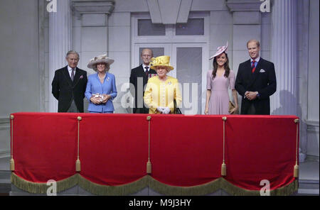 Figures de cire (de gauche à droite) le Prince de Galles, la duchesse de Cornwall, le duc d'Édimbourg, la reine Elizabeth II, la duchesse de Cambridge et le duc de Cambridge debout sur un nouveau jeu dévoilé recréant le balcon du palais de Buckingham chez Madame Tussauds à Londres. Les visiteurs de l'attraction sera en mesure de monter sur le balcon et la pose avec la famille royale. Banque D'Images