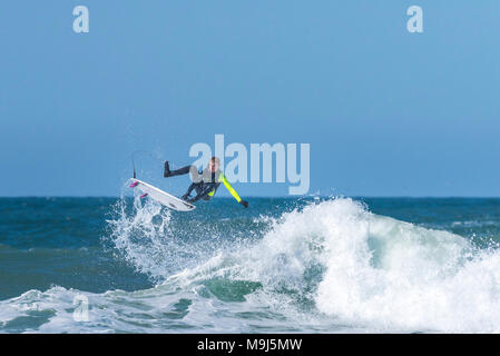 Un internaute effectuant un saut spectaculaire depuis le sommet d'une vague à l'dans Fistral Newquay Cornwall. Banque D'Images