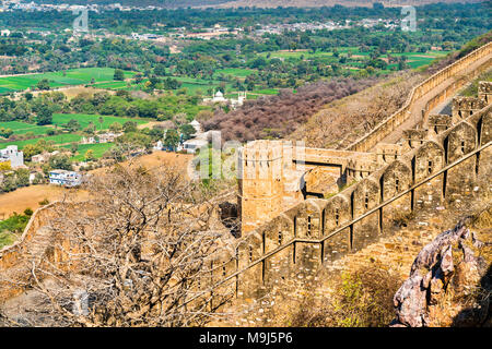 Fortifications de Chittor Chittorgarh fort dans la ville de l'Inde Banque D'Images