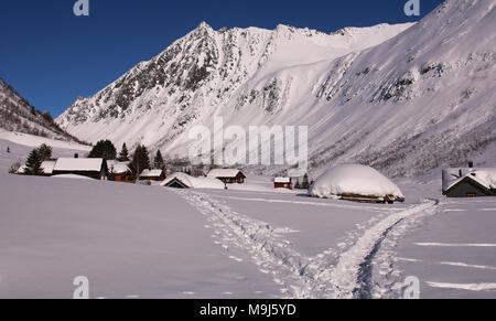 La montagne de neige immaculée avec winterscape et enterré chalets montrant les pâturages de montagne à l'hiver Banque D'Images