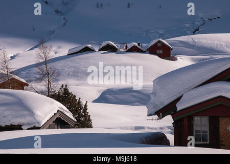 La montagne de neige immaculée avec winterscape et enterré chalets montrant les pâturages de montagne à l'hiver Banque D'Images