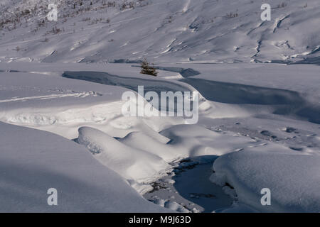 La montagne de neige immaculée avec winterscape et enterré chalets montrant les pâturages de montagne à l'hiver Banque D'Images