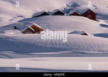 La montagne de neige immaculée avec winterscape et enterré chalets montrant les pâturages de montagne à l'hiver Banque D'Images